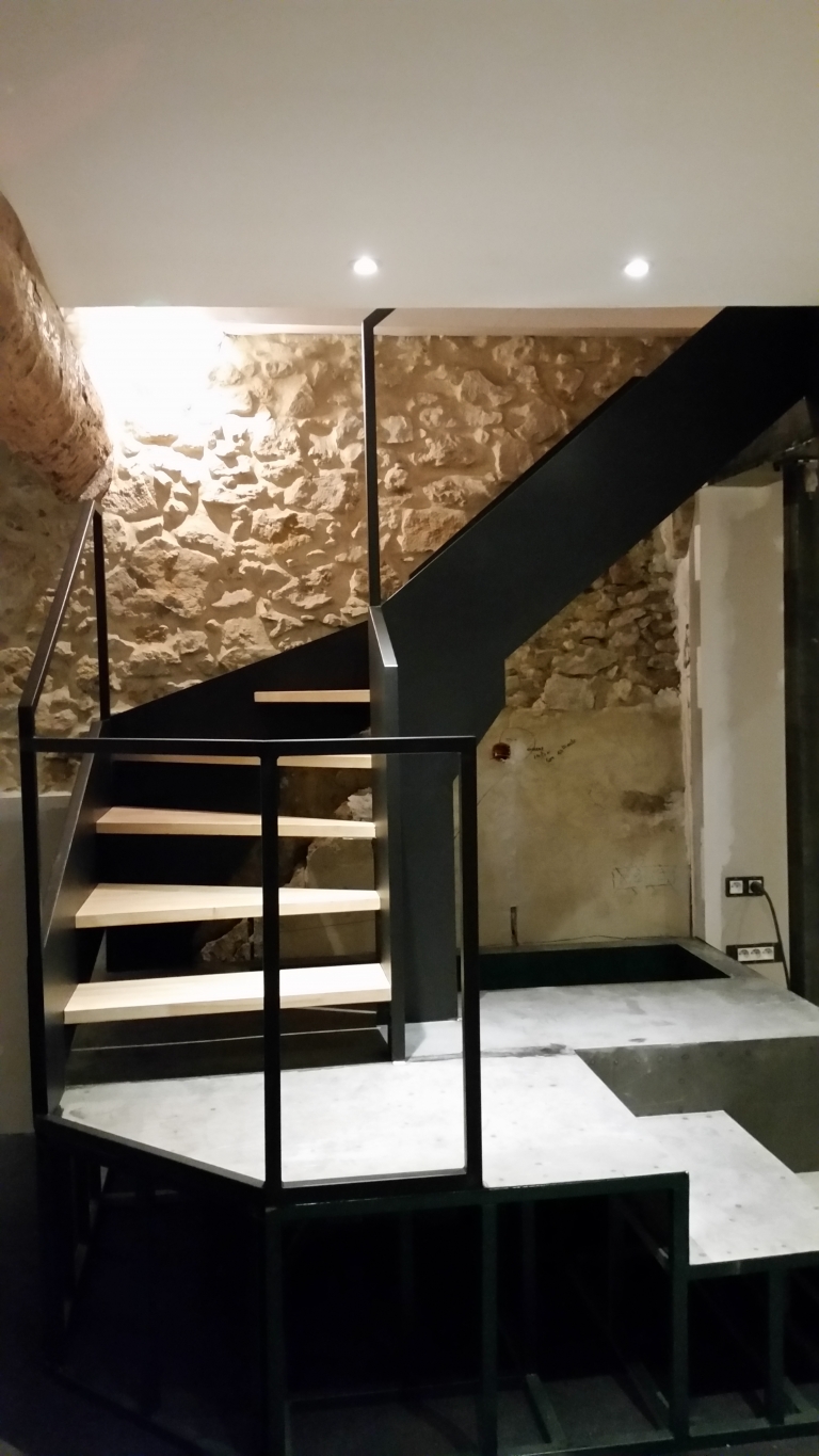 Design d'un escalier en métal et bois sur une estrade métal à montpellier