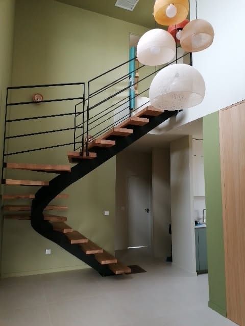 du vert dans une cage escalier