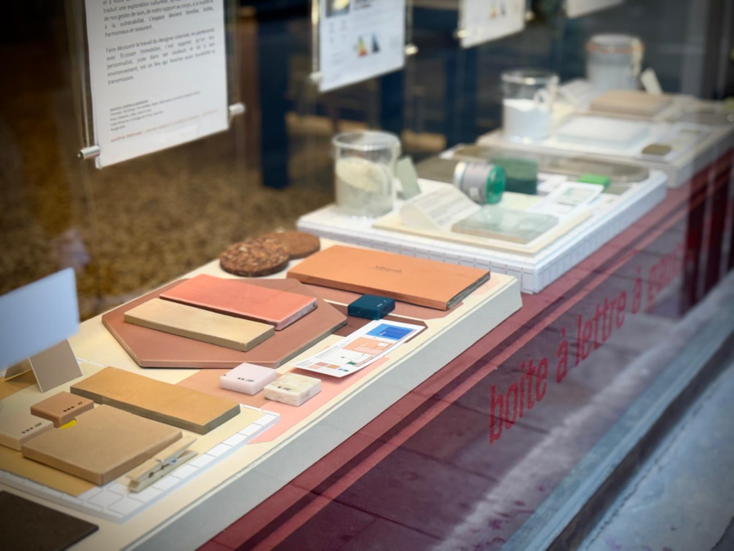 Planches de matières et gamme de couleurs Couleur & Soin exposées en vitrine à Montpellier, Vitrines Bleues – France Design Week 2026